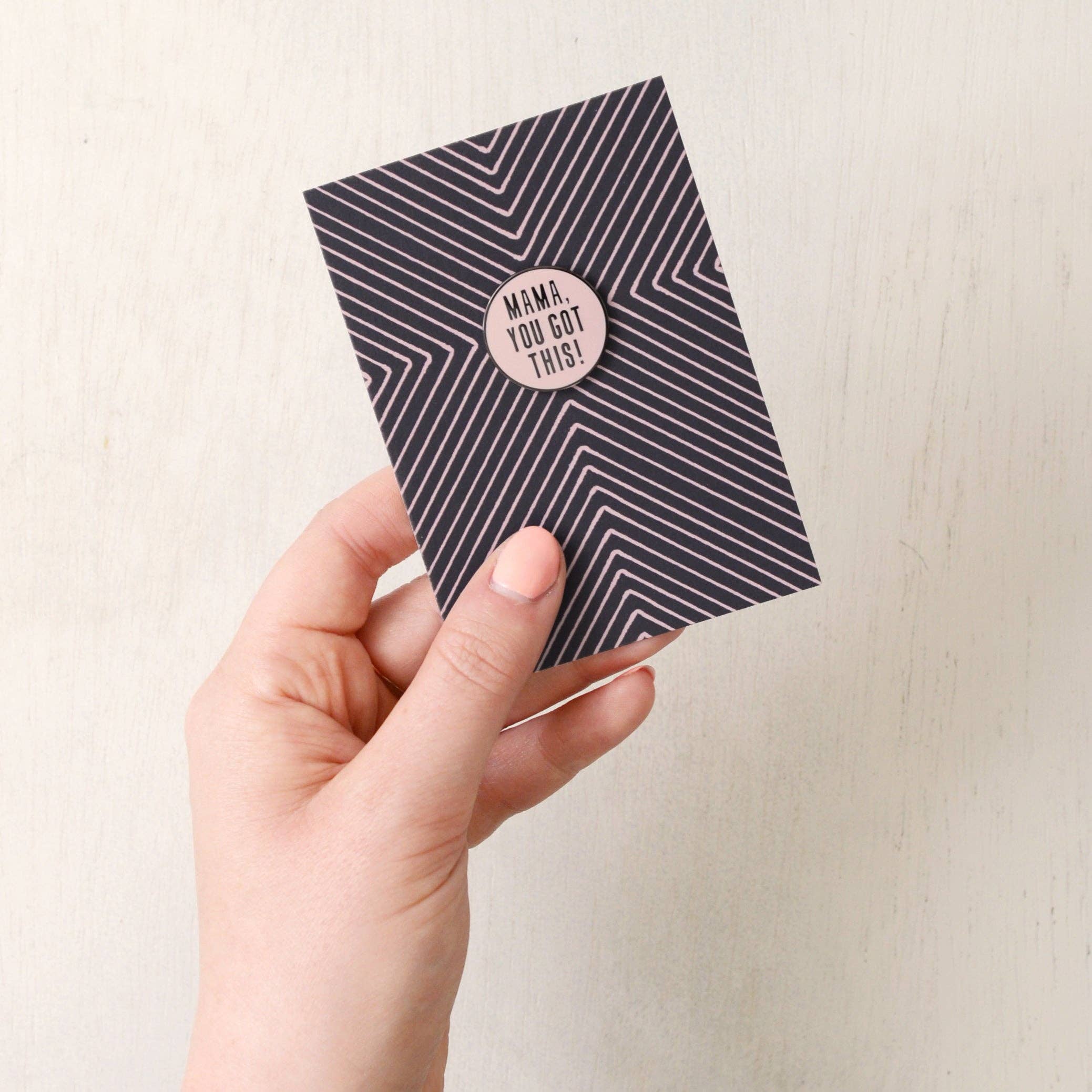 Alphabet Bags - Venta al por mayor Botón/prendedor - Pin Esmaltado « Mama, You Got This! »3