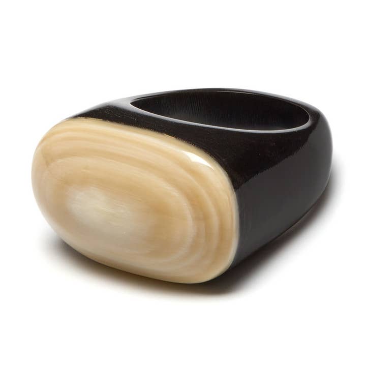 Naturlig oval horn cocktail statement-ring for engroshandel hos BRANCH JEWELLERY
