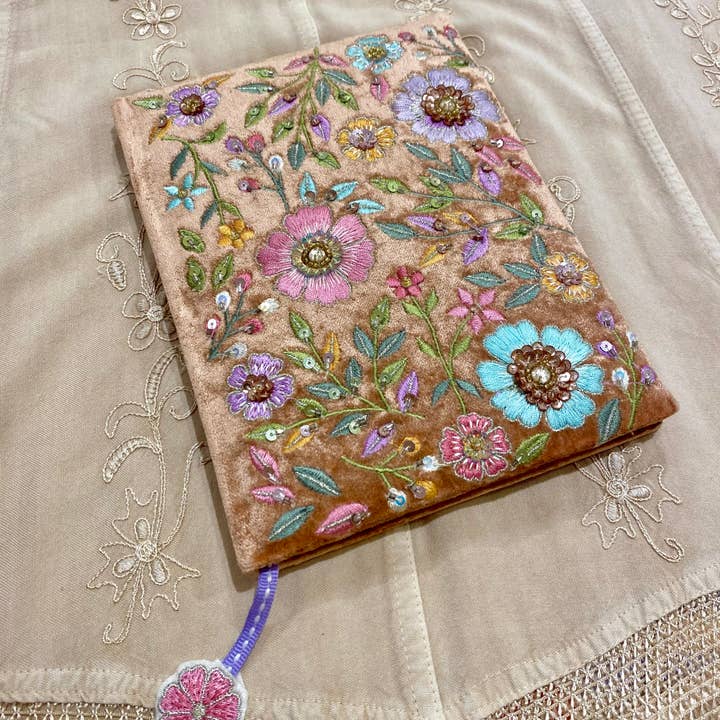 Carnet en Velours Perlé Fleurs Rose Doux et autres tendances Résultats pour papier main design en vente B2B. Retours gratuits et paiement à 60 jours sur Faire sur Faire.