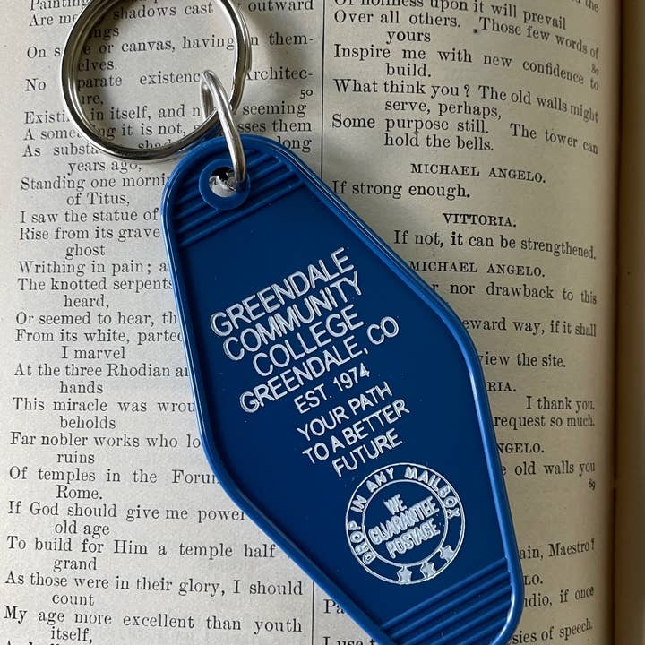 The 3 Sisters Design Co. - Venta al por mayor Llavero - Unisex - Motel Key Fob - Colegio Comunitario de Greendale (Comunidad)