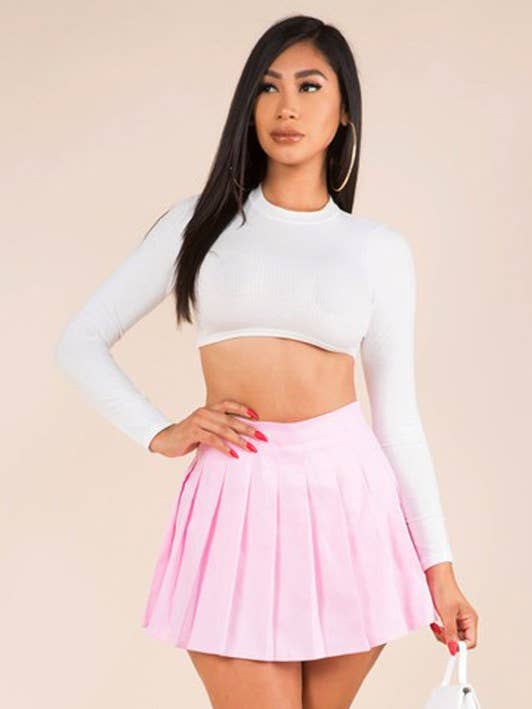 PLISSERET ENSFARVET MINI NEDERDEL MED FORING SHORTS for engroshandel hos Siempre Life