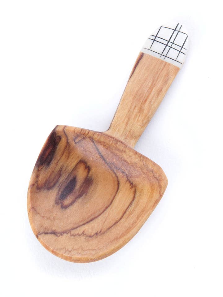 Pelle en bois d'olivier sauvage avec manche en os gravé pour la vente par Swahili | AFRICAN MODERN