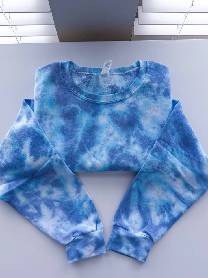 Sweatshirt unisexe bleu royal et bleu doux à col rond tie-dye pour la vente par Salty Ocean Crew
