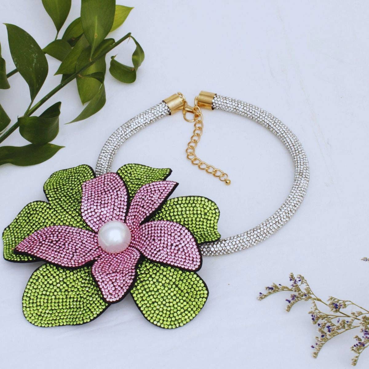 Kleur: Roze en Groen AKA Handgemaakte Briljantie Bloemen Choker Ketting voor groothandel op Faire2