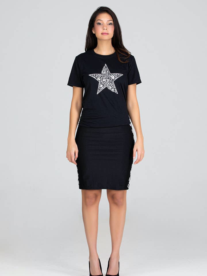 Fever1 Fashion – Engroshandel Nederdel - Dame – Vendbar sort/hvid kort nederdel med ternede sider4