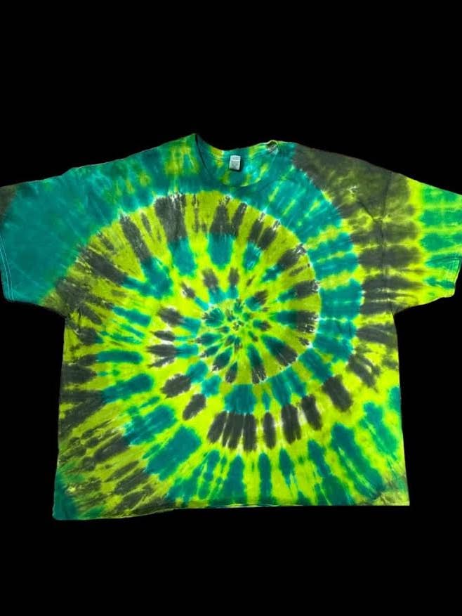 T-shirt spirale tie-dye vert clair et foncé, haut hippie bohème pour la vente par Lanastiedyes