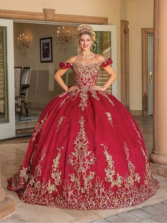 Robe brodée à épaules dénudées avec ajustement pour la vente par Dancing Queen Dress