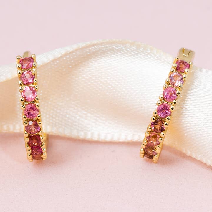 Huggie Hoops mit rosafarbenem Turmalin-Edelstein für den Großhandel von Heilo Jewelry