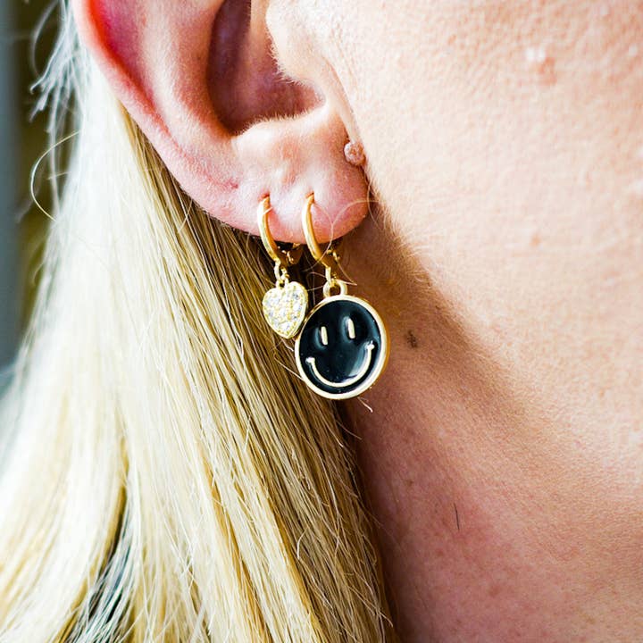 Boucles d’oreilles huggies SMILEY plaquées or 24 carats pour la vente par Daemon srls