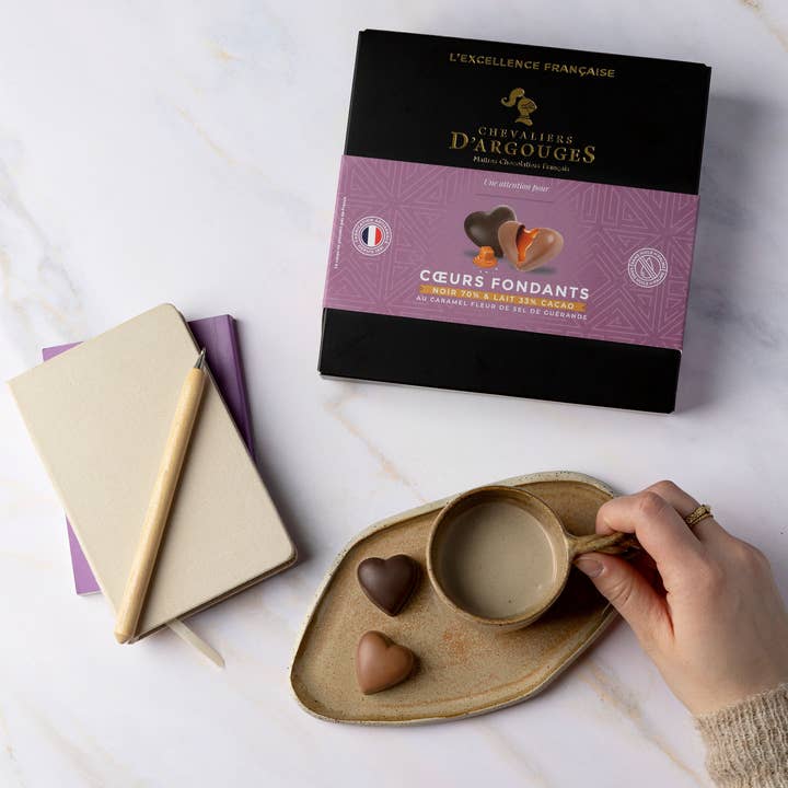Chevaliers d'Argouges - Wholesale Chocolate Box - ASSORTMENT OF CARAMEL LAVA HEARTS WITH A HINT OF SALT DARK/MILK4