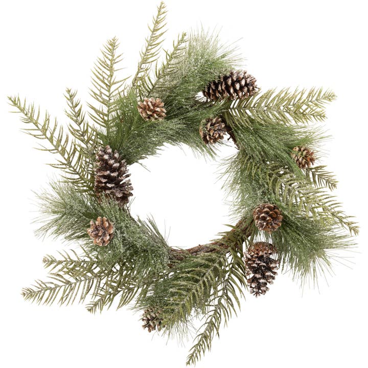 A37316 : Couronne de pin givré artificiel et pommes de pin naturelles, base en osier, 25 pouces pour la vente par Silver Tree Home & Holiday