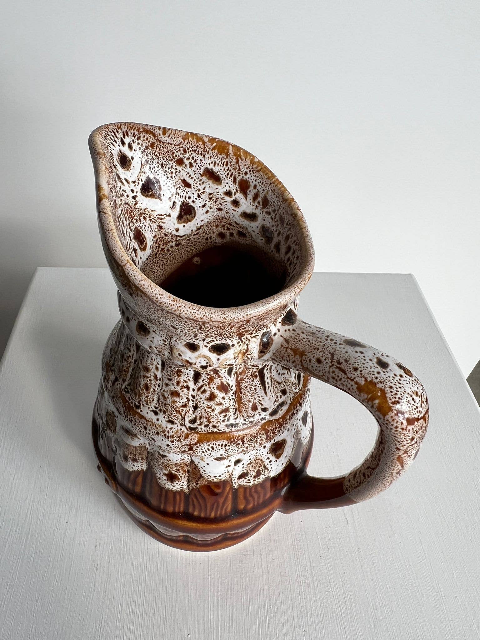 Office Objets – Objeto de mesa decorativo por atacado – Pequena jarra decorativa cerâmica vidrada com motivo de barril de cerveja11