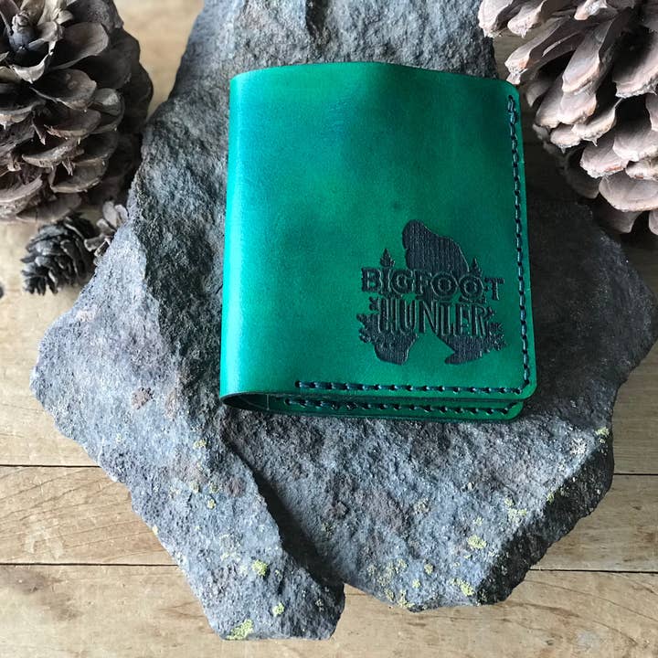'Bigfoot Hunter' Leren Bifold Portemonnee voor wholesale door Simply Me • Gentlemen Est. 2017 LLC