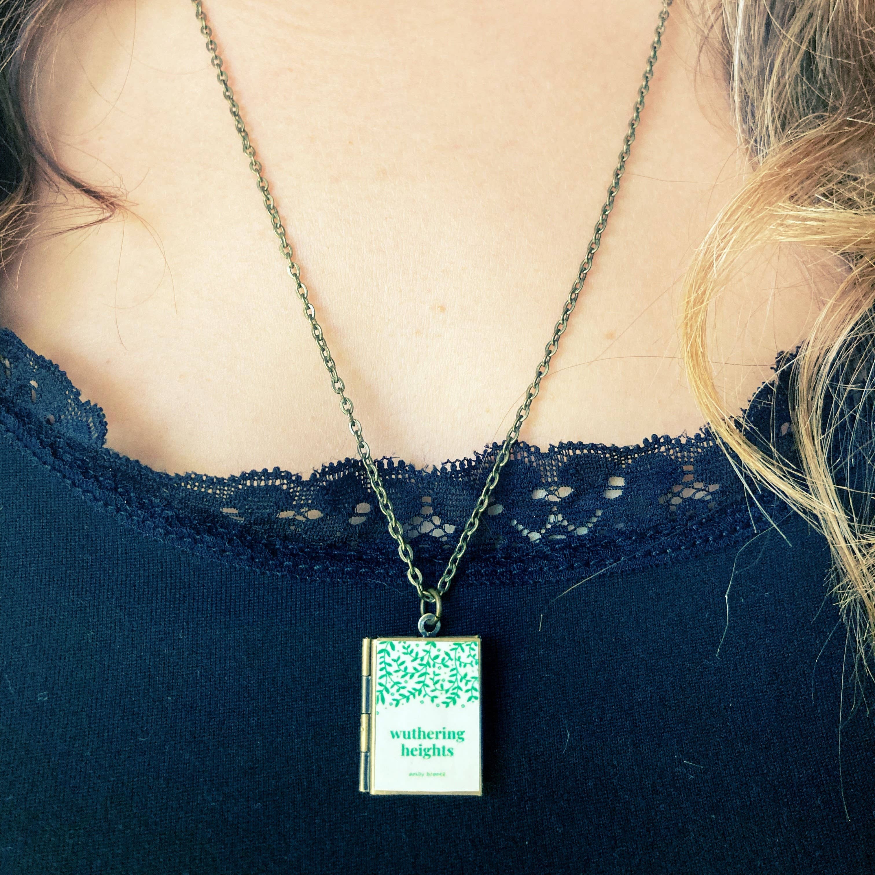 Marshall and Rose – wholesale Hänge-/berlockhalsband – Boka Medaljong Wuthering Heights1