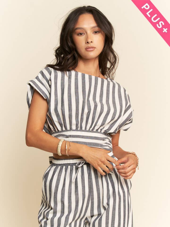 PLUS STRIBET CROPPET TOP OG HØJTALJEDE BUKSER SÆT for engroshandel hos Davi & Dani