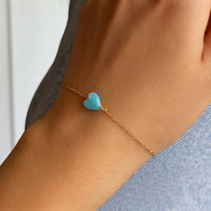 Armband mit Herz aus Naturstein und goldfarbenem Edelstahl für den Großhandel von Clary Scott Paris