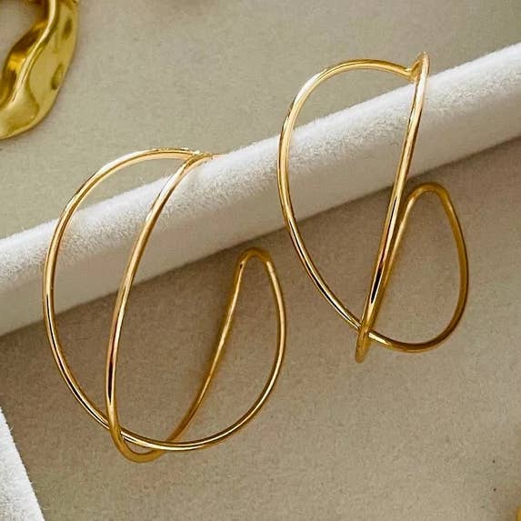 Orecchini a cerchio dorati, moderni, essenziali per tutti i giorni per la vendita all'ingrosso da parte di Hudson and Birch