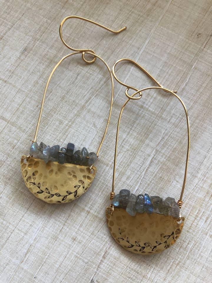 Orecchini in labradorite e ottone stampato per la vendita all'ingrosso da parte di Rising Dawn Boutique