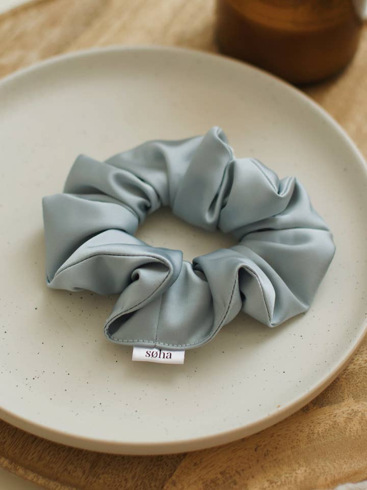 Satin scrunchie - Soft Blue for engroshandel hos Boutique Soha