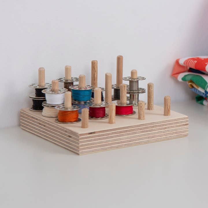 Organiseur de bobines de couture, porte-fil pour table d'artisanat pour la vente par Thread Pegs