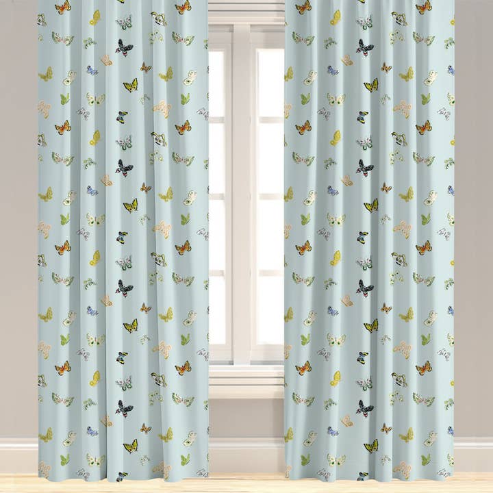 Sommerfugl af Evelyn Henson Gardinpanel for engroshandel hos Wheaton Whaley Home