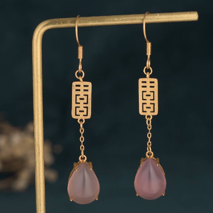 Boucles d'oreilles en jade rose avec bonheur doré pour la vente par Bright MacMing