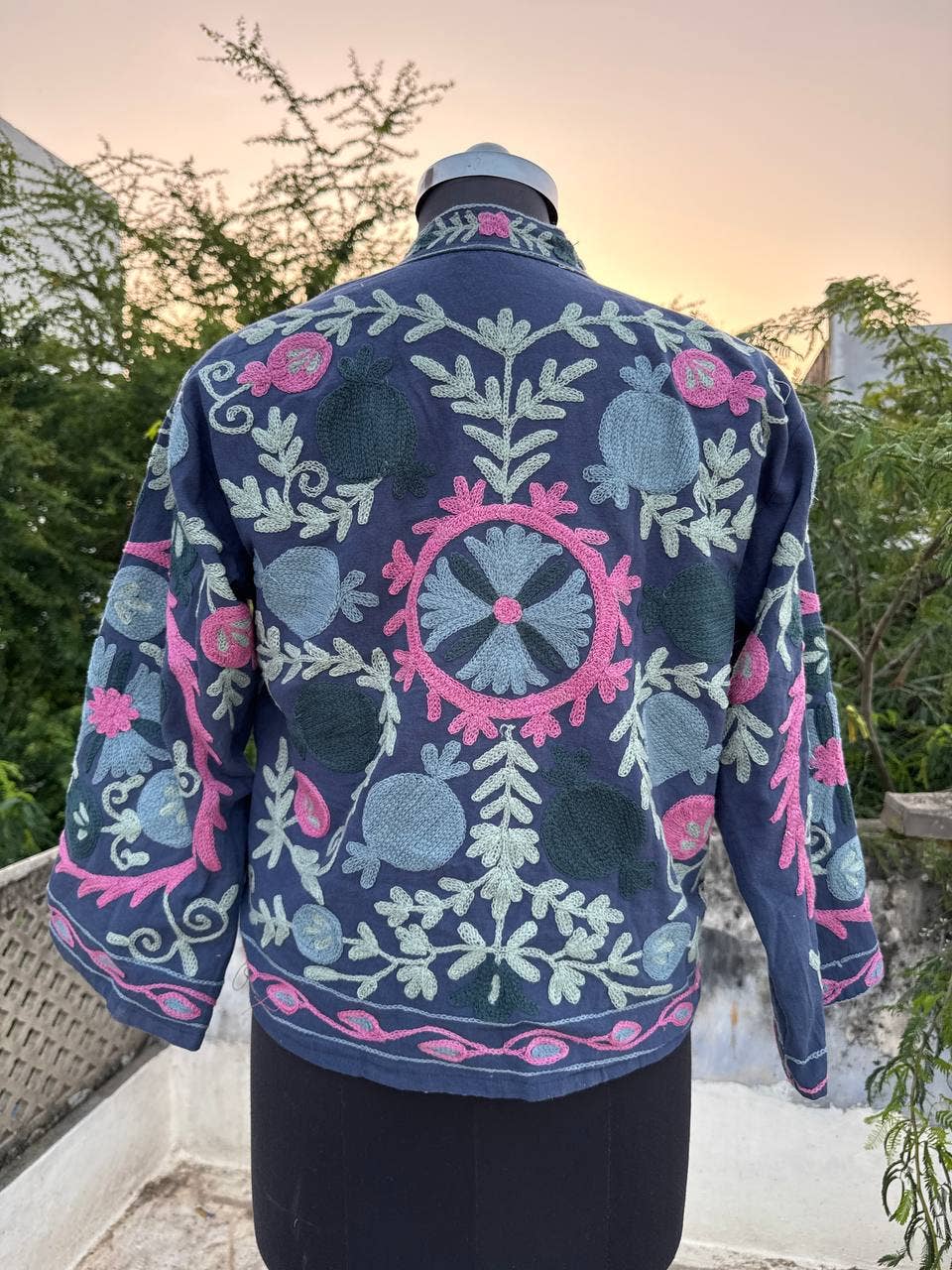 bhavnas boutique - Vente Veste – femme - Belles vestes en coton brodées Suzani à motifs floraux7