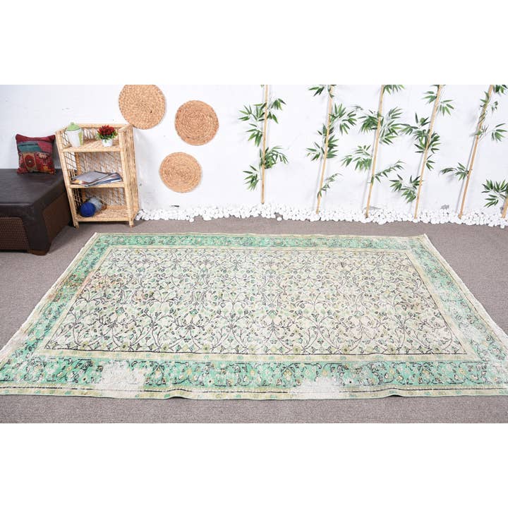 Tapis classique fait main en laine avec des teintes vertes et crème pour la vente par The Loom Wholesale