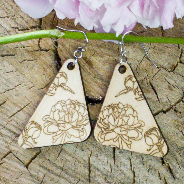 Grandes boucles d'oreilles en bois gravé de pivoines pour la vente par A Farm Girl by Tess