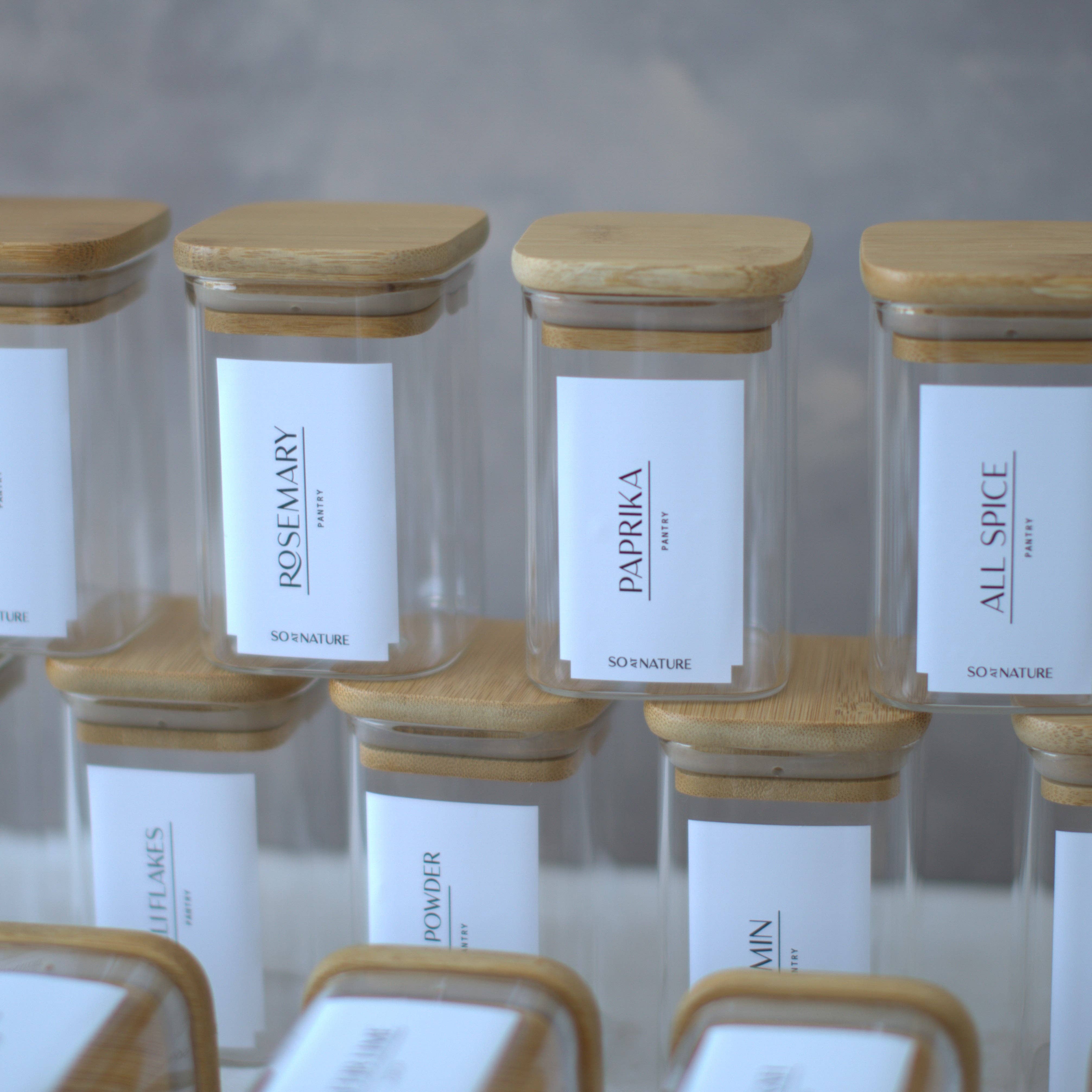 So At Nature - Vente Pots - Bocaux à épices en verre carré avec couvercle en bambou - Étiquettes personnalisables1