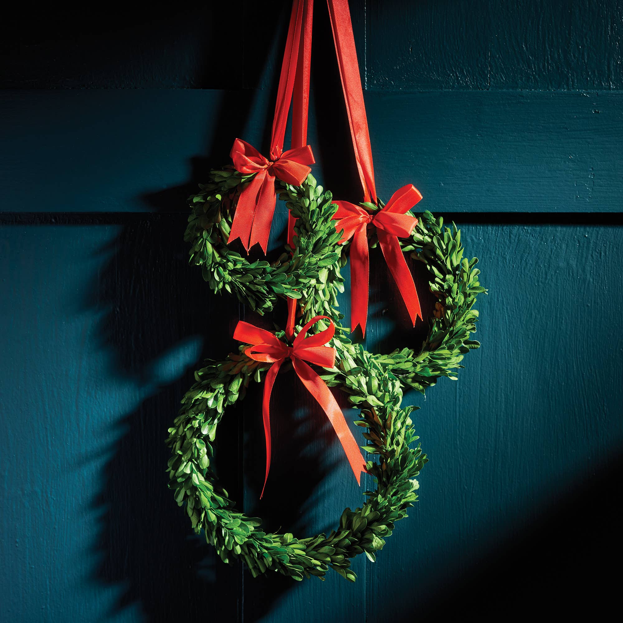 Napa Home & Garden - Wholesale Wreath - Boxwood Wreaths With Red Ribbons, Set of 32