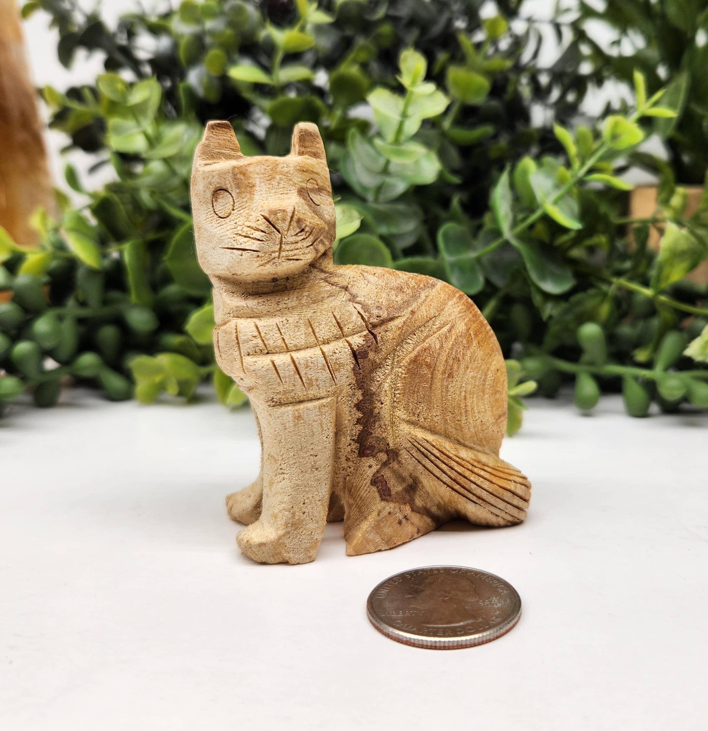 Meraki Gemstones – Engroshandel Pyntefigur – Håndskåret kat i Palo Santo træ, højde 8,3 cm, bredde 6,4 cm6