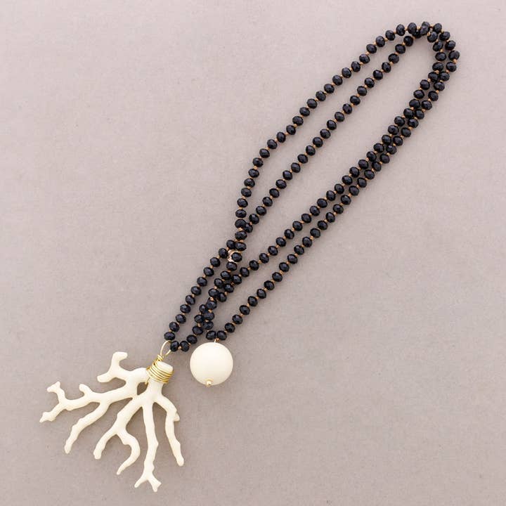 Lang halskæde med krystalperler og koralvedhæng i harpiks 120 cm for engroshandel hos Sonata