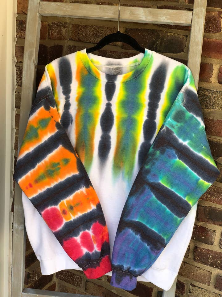 Sweatshirt arc-en-ciel et noir pour la vente par Just About Dyed