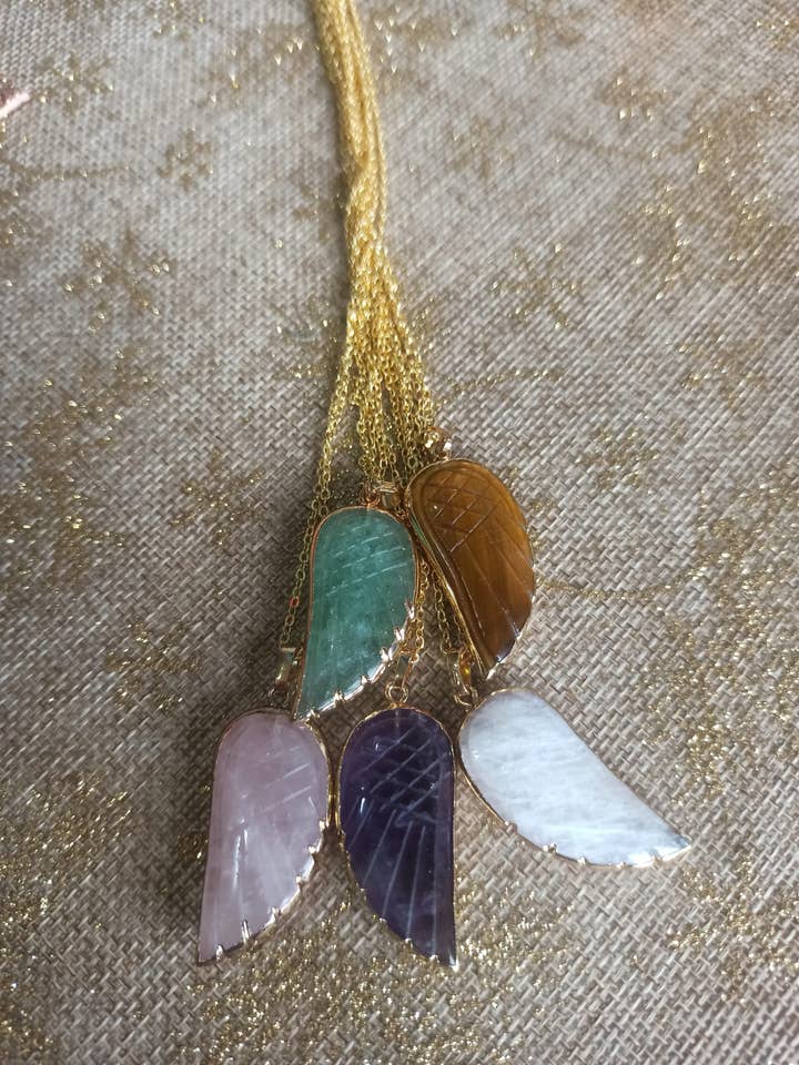 Collane a forma di angelo placcate in oro 18 carati per la vendita all'ingrosso da parte di Luz das Pedras Naturais