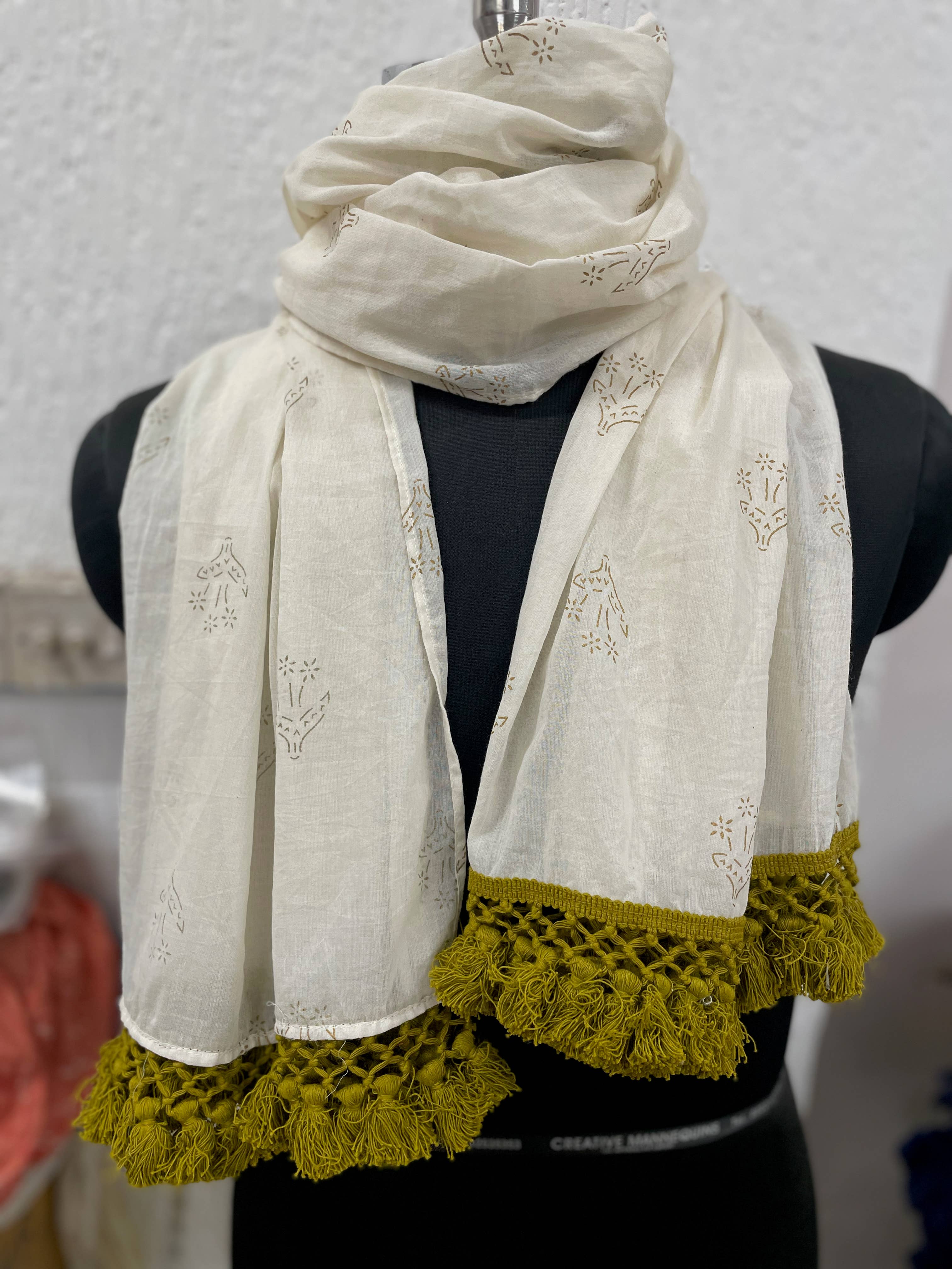 Sewing New Futures, Inc - Venta al por mayor Bufanda - Mujer - Bufanda larga de algodón crema-dorado8