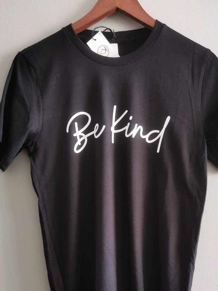 Vær venlig Unisex Grafisk Tee for engroshandel hos K Squared Apparel