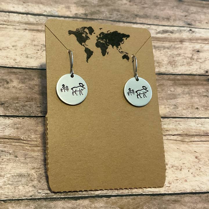 Orecchini circolari piccoli a forma di alce in colore argento per la vendita all'ingrosso da parte di Jamie Haley Designs