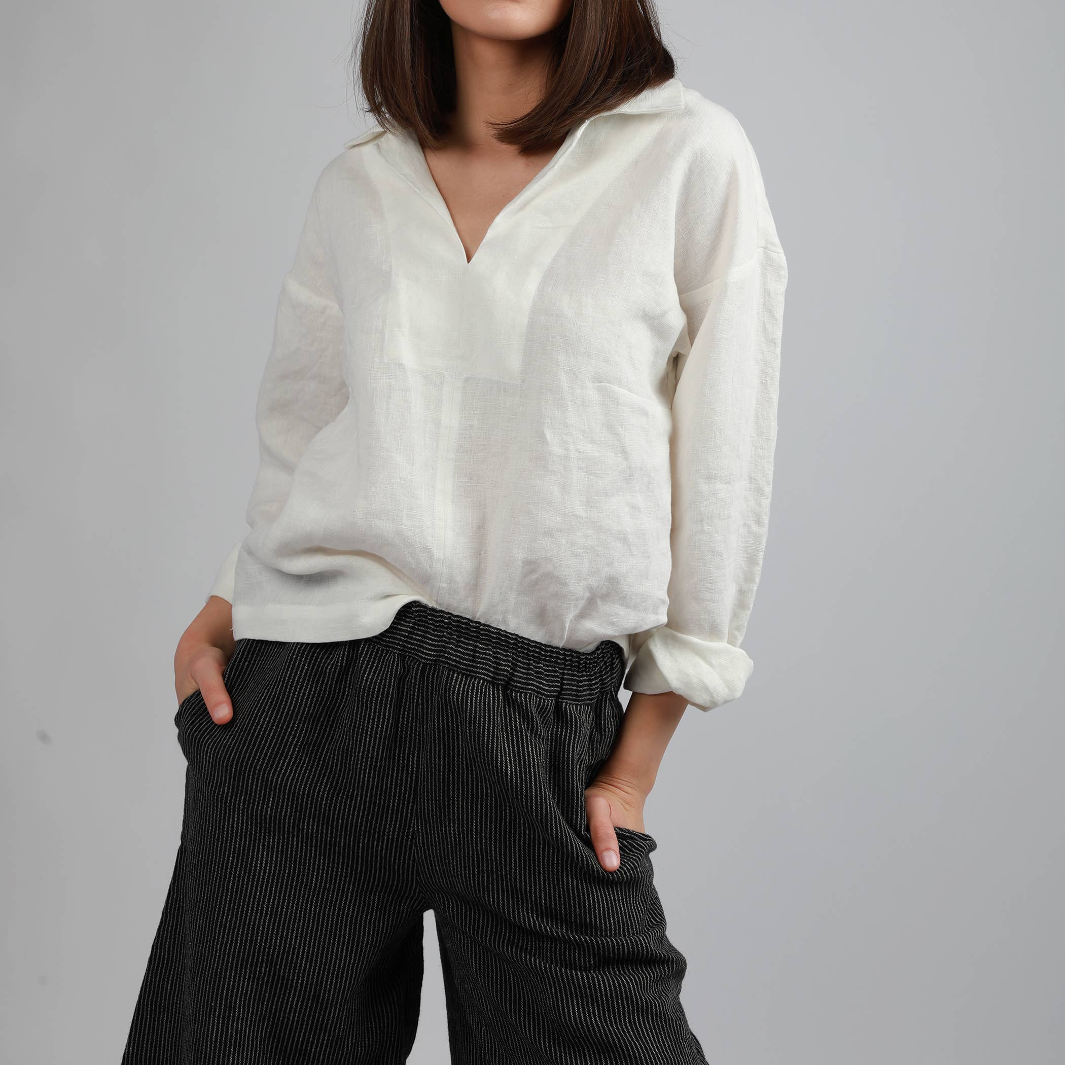 Knotium – wholesale Tröjor – Dam – NOVA avslappnad knäpplös linneskjorta med delad krage6