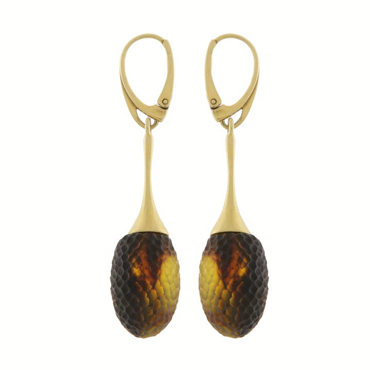 Groene gestructureerde Baltische barnstenen oorbellen met gouden haakjes voor wholesale door The Natural Amber