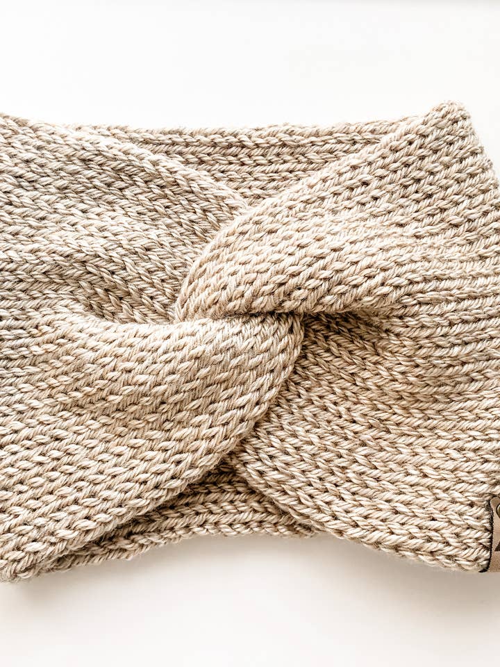 Cremefarbenes Strickstirnband mit Haferflocken für Damen für den Großhandel von Wild Rose Designs