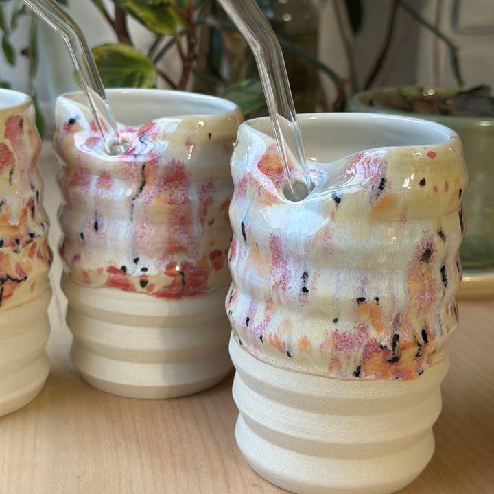 Gobelet en paille - Émail confetti - Céramique en grès pour la vente par Van Isle Clayworks