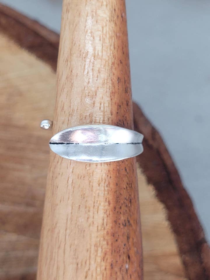 Verstellbarer Silbermessingring - Minimal elegantes Band für den Großhandel von Laboheme