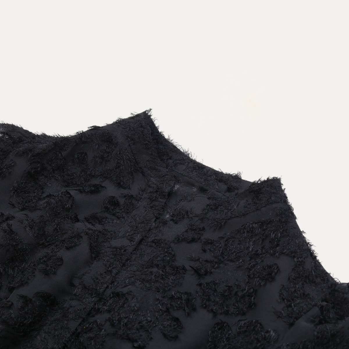 Schwarz Bemerkenswertes gestuftes Minikleid aus Jacquard-Jacquard mit Fransen und Knopfleiste für den Großhandel auf Faire2