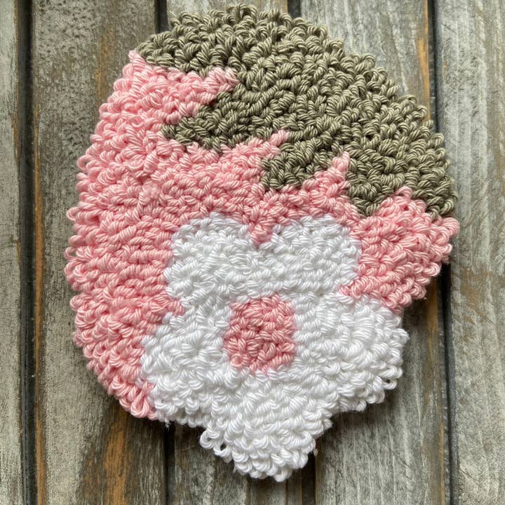 Sous-verre à café avec fraise et fleur, tapis de tasse, punch needle pour la vente par Chickadee Creations