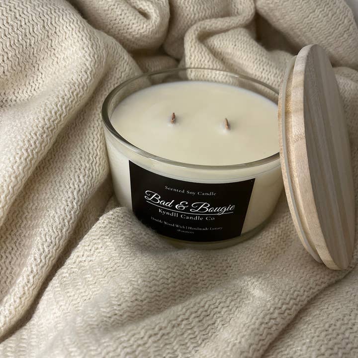 Mauvais & Chic | Bougie à mèche en bois pour la vente par Kyndll Candle Co