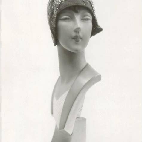 Kunsttryk FN-124 Mannequin Buste i Cloche Hat for engroshandel hos Found Image Press