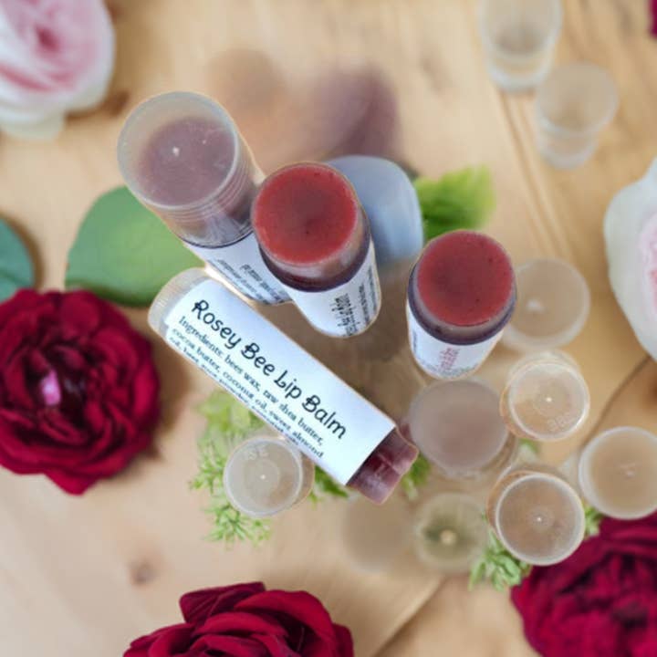 Simple Life Mom - Vendita all'ingrosso Burro di cacao - ROSEY BEE BALSAMO LABBRA - balsamo labbra naturale, colorato di rosso con olio essenziale di menta piperita, idratante colorato per labbra rosse, tinta per labbra10