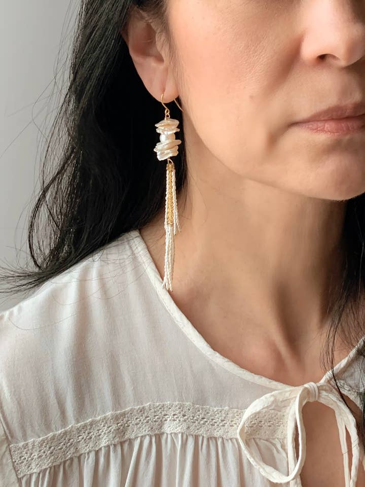Boucles d'oreilles longues Pearl Sway pour la vente par Laura Stark Designs