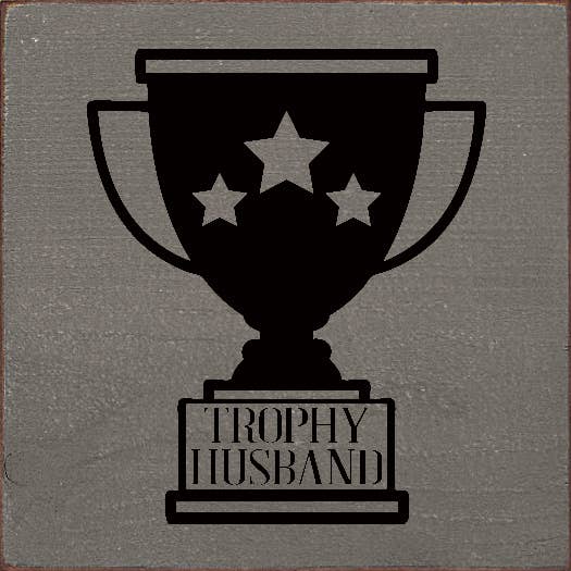 SAWDUST CITY – wholesale Skylt – Trophy Husband Träskylt0
